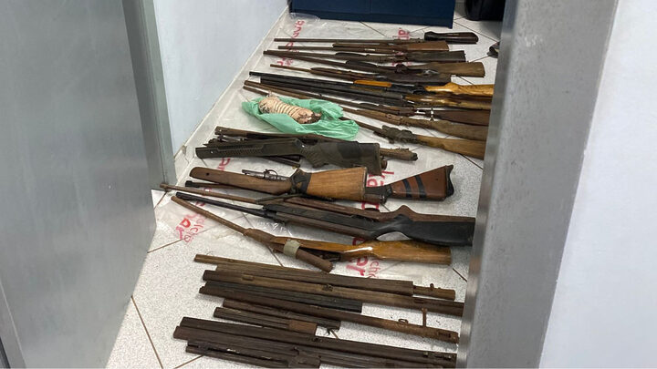 Homem é preso por manter oficina ilegal de armas no porão de casa em SC