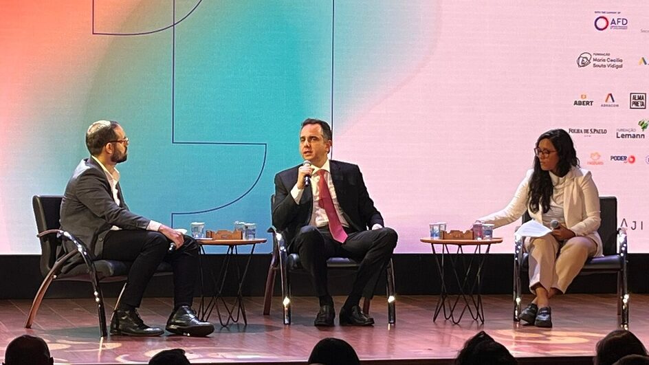 Rodrigo Pacheco com os repórteres Breno Pires e Sarah Teófilo