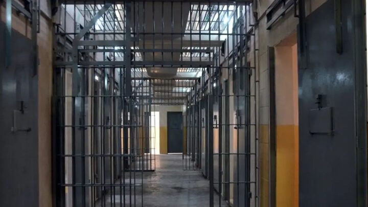Padrasto que estuprou menina por três anos é condenado a 65 anos de SC