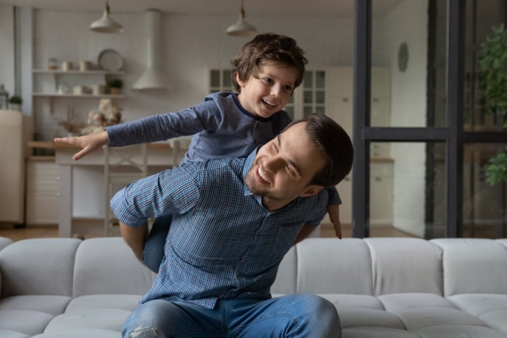 A decisão de quem fica com as crianças prioriza as necessidades dos pequenos, garantindo convivência equilibrada com ambos os pais (Imagem: fizkes | Shutterstock)
