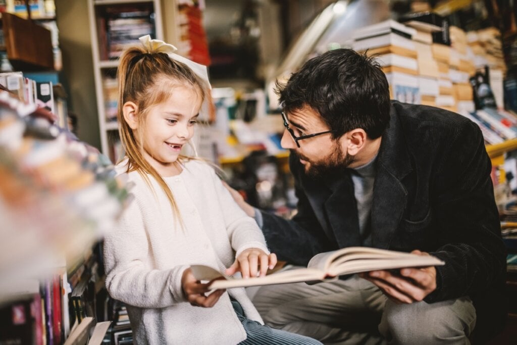 Levar as crianças para escolher os próprios livros pode ajudar a aumentar o interesse pela leitura (Imagem: Dusan Petkovic | Shutterstock)