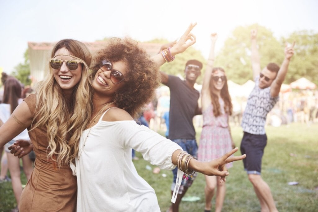 Use roupas e calçados confortáveis, além de protetor solar e óculos de sol, e prepare-se mentalmente para multidões e sons altos (Imagem: gpointstudio | Shutterstock)