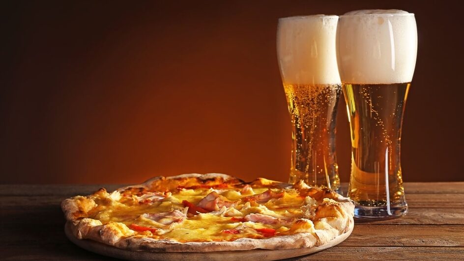 A pizza pode ser harmonizada com cerveja (Imagem: Africa Studio | Shutterstock)