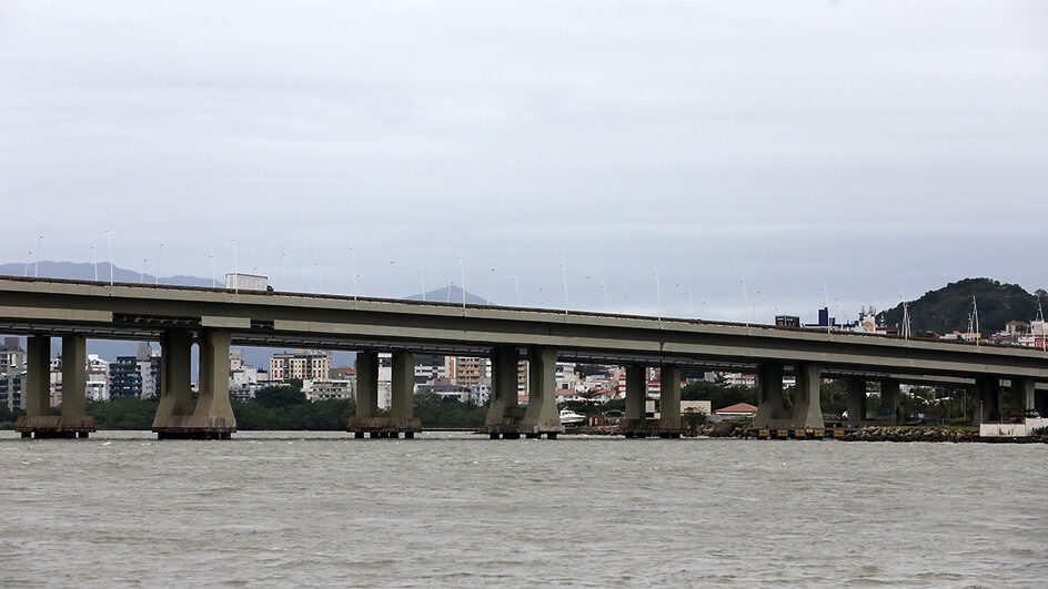 Navegação sob as pontes de Florianópolis pode ser restringida após queda de concreto; entenda