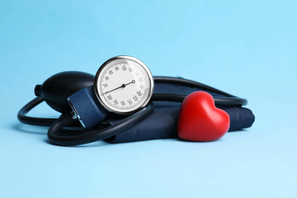 A hipertensão arterial sistêmica pode ser desencadeada pela obesidade (Imagem: New Africa | Shutterstock)