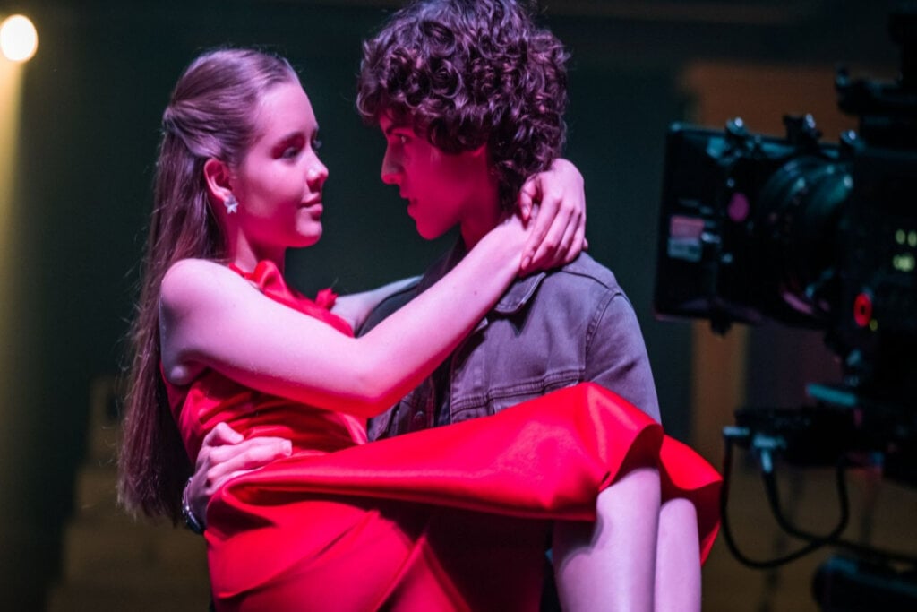 Em “Princesa adormecida”, Rosa descobre ser a princesa de um país distante e que sua vida corre perigo (Imagem: Reprodução digital | PANORAMICA / WARNER BROS BRASIL / MANEQUIM FILMES)