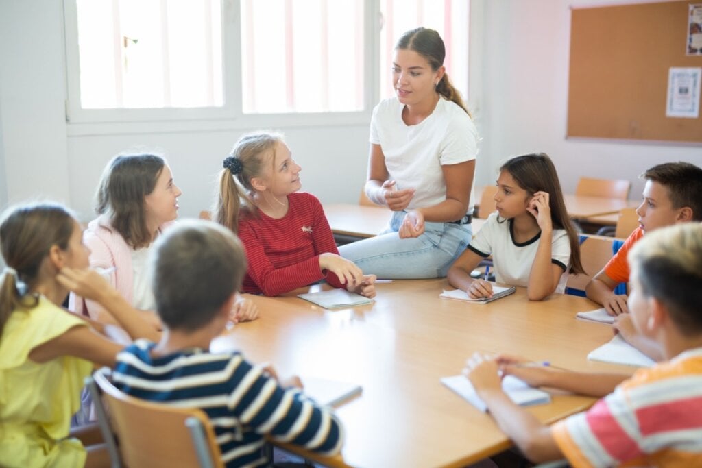 É preciso fomentar discussões abertas sobre o respeito às diversas orientações sexuais e coibir comentários preconceituosos entre crianças e jovens (Imagem: BearFotos | Shutterstock)