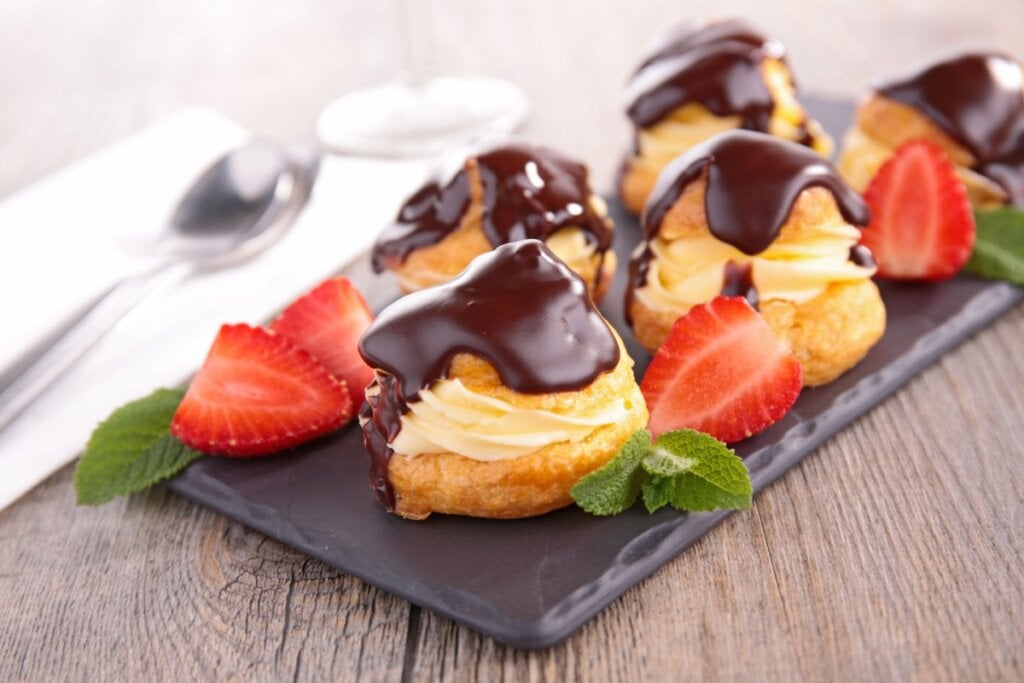 Profiteroles (Imagem: margouillat photo | Shutterstock)