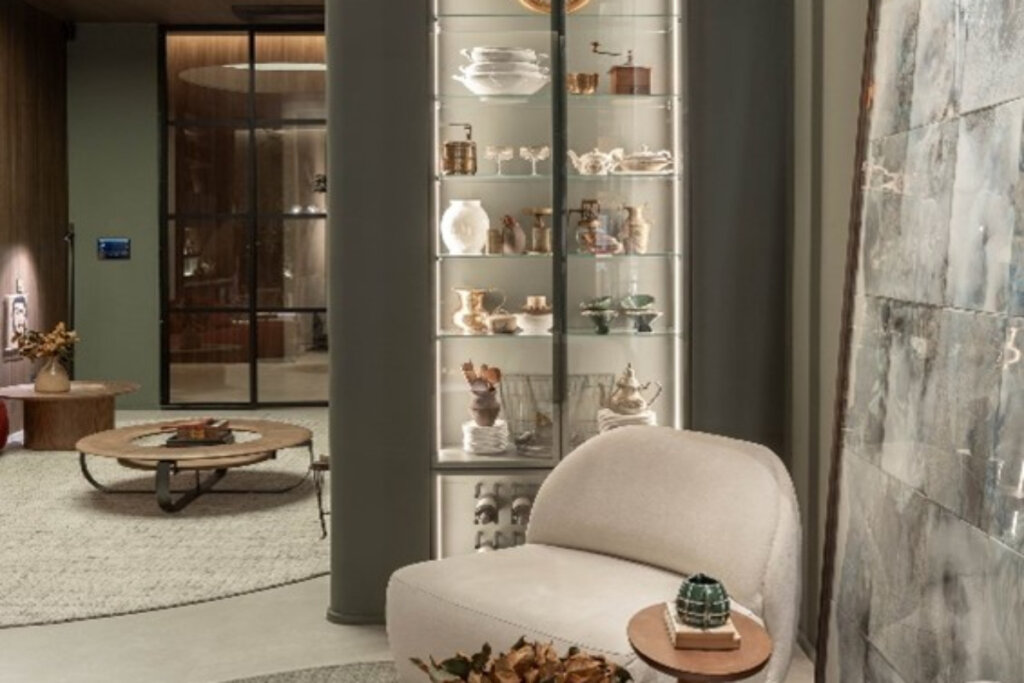 Uma cristaleira de vidro com porcelanas dá um ar de colonial e moderno ao ambiente (Imagem: André Mortatti | Mortatti Studio)