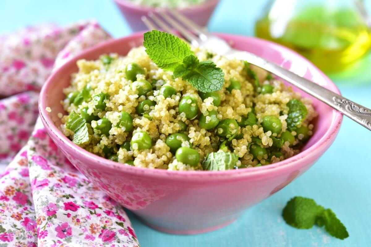 Salada de quinoa com ervilha (Imagem: Liliya Kandrashevich | Shutterstock)