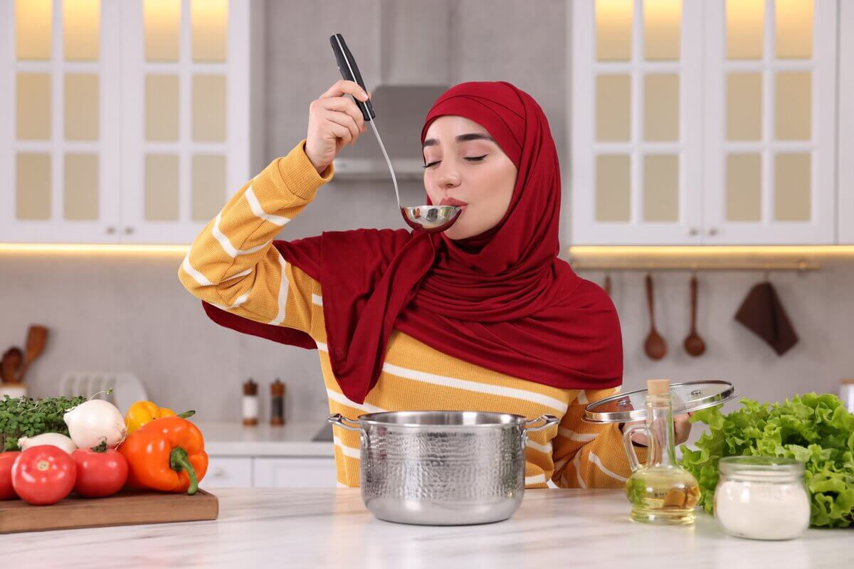 O cuidado com o modo de preparo das sopas é fundamental para manter o prato saudável (Imagem: New Africa | Shutterstock)