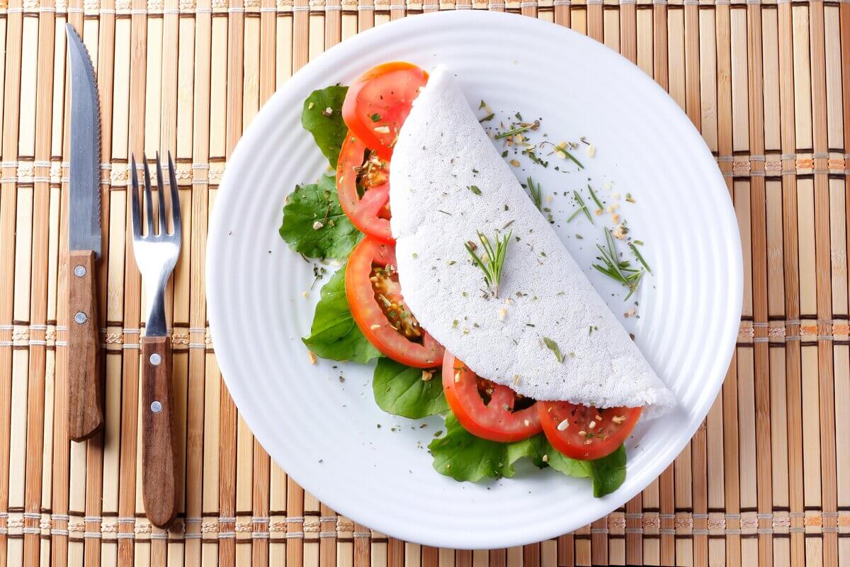 Tapioca com tomate e rúcula (Imagem: Adao | Shutterstock)