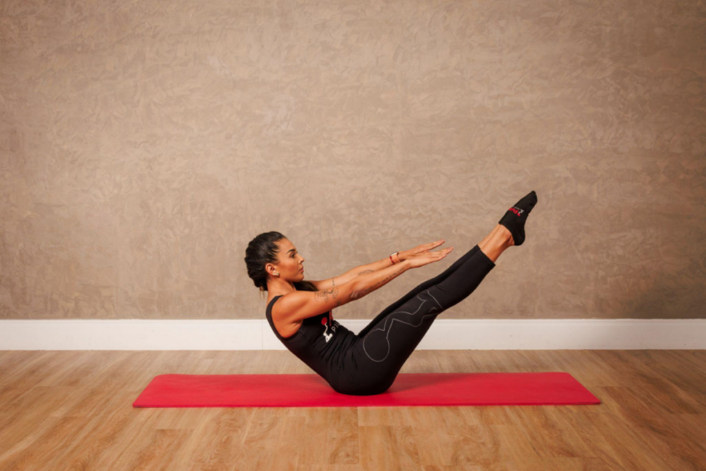 O exerc&iacute;cio teaser melhora o equil&iacute;brio e a coordena&ccedil;&atilde;o (Imagem: Divulga&ccedil;&atilde;o | Pure Pilates)