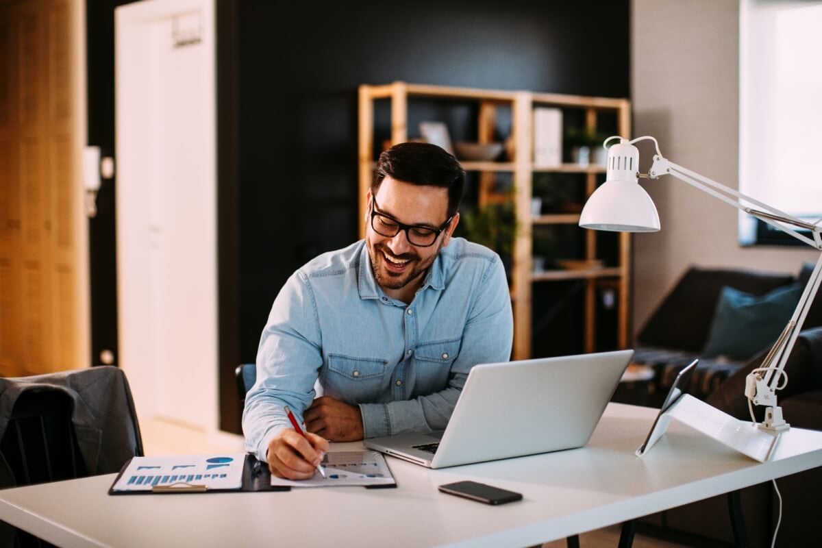 O modelo freelancer de trabalho traz benefícios como liberdade de horários (Imagem: djile | Shutterstock)