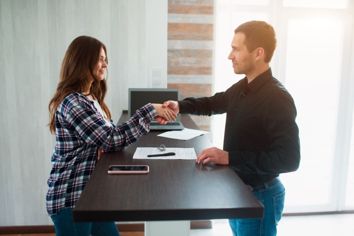 Para auxiliar na venda do imóvel é ideal contar com a avaliação de um profissional (Imagem: Dmytrenko Vlad | Shutterstock)