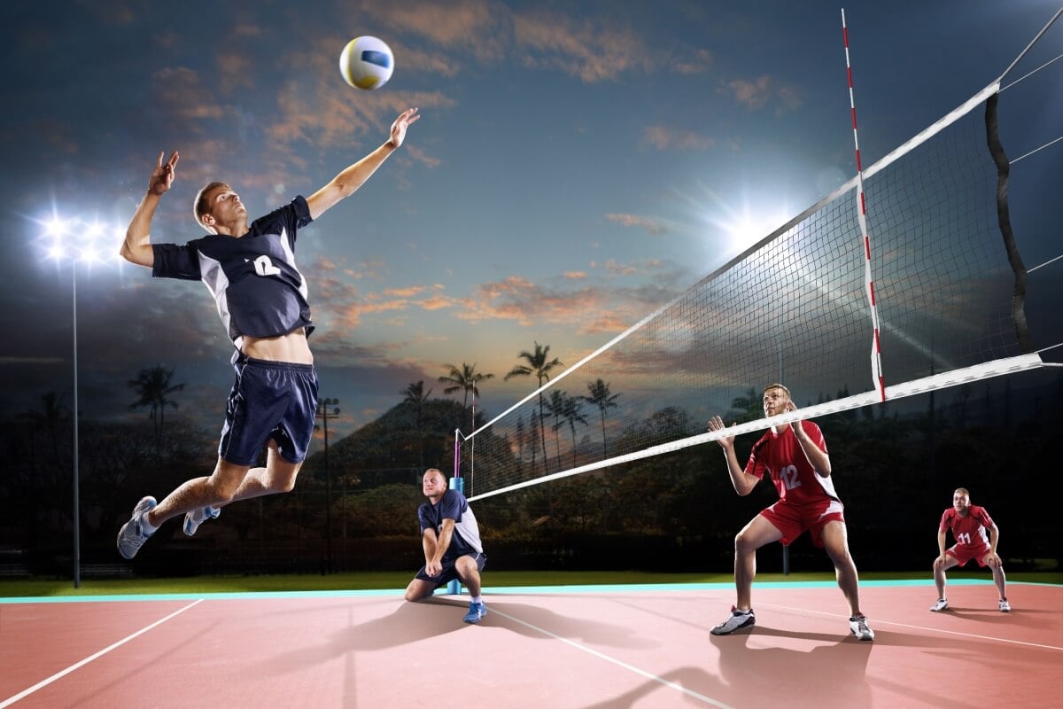 Praticar o voleibol é uma ótima maneira de se manter ativo e saudável (Imagem: Eugene Onischenko | Shutterstock)