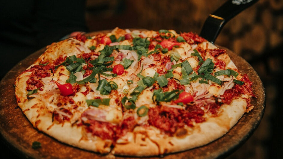 Um dos grandes sucessos do cardápio da Pizzaria Di Pietre, o sabor exclusivo Maria Bonita, com carne seca e queijo coalho (Foto: Jeferson Baldo)