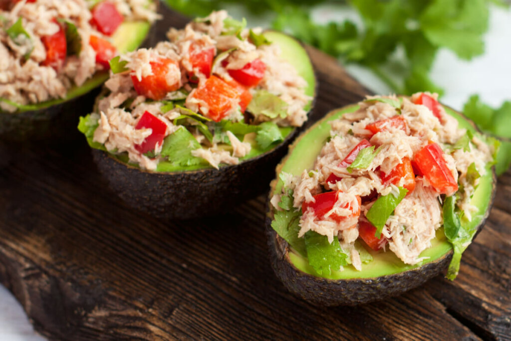 Avocado recheado com salada de atum (Imagem: Iryna Pospikh | Shutterstock)