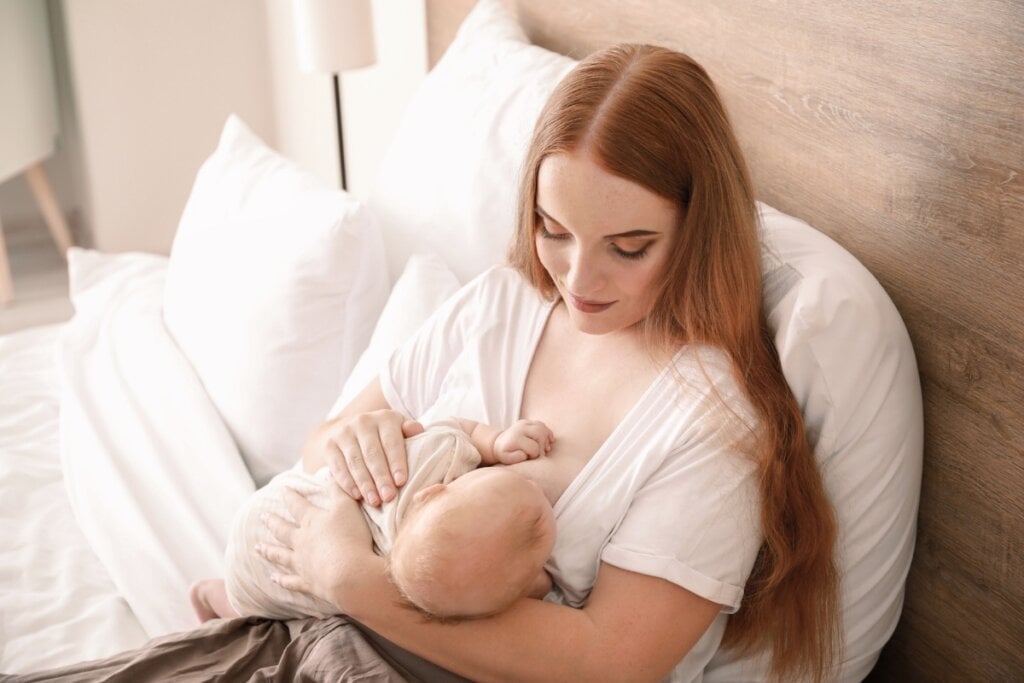 Mãe e bebê precisam estar confortáveis durante a amamentação (Imagem: Pixel- Shot | Shutterstock)