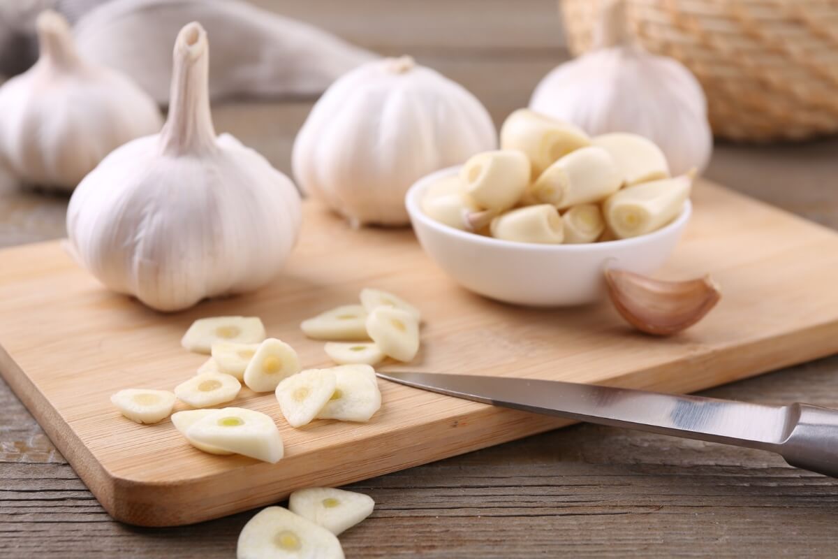 O alho é um alimento funcional capaz de oferecer diversos benefícios para a saúde (Imagem: New Africa | Shutterstock)