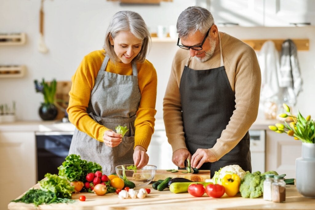 Alimentação rica em nutrientes é a chave para uma vida longeva (Imagem: Evgeny Atamanenko | Shutterstock)