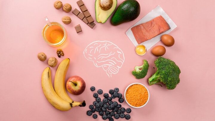 Alguns alimentos contêm certos nutrientes que ajudam a melhorar a saúde mental (Imagem: Svetlana Khutornaia | Shutterstock)