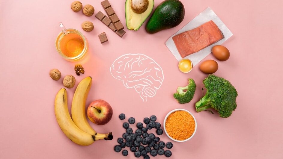 Alguns alimentos contêm certos nutrientes que ajudam a melhorar a saúde mental (Imagem: Svetlana Khutornaia | Shutterstock)