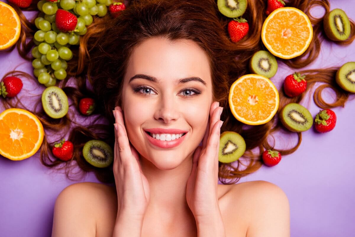 Alimentação balanceada é essencial para manter a saúde da pele (Imagem: Roman Samborskyi | Shutterstock)