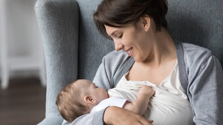 Posições de amamentação ajudam as mães a superarem os desafios do aleitamento materno (Imagem: fizkes | Shutterstock)