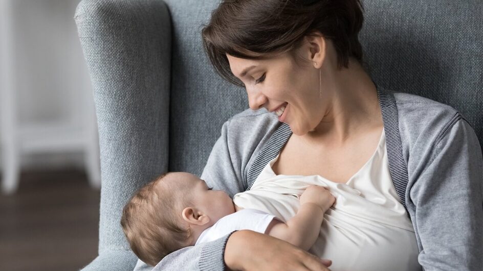 Posições de amamentação ajudam as mães a superarem os desafios do aleitamento materno (Imagem: fizkes | Shutterstock)