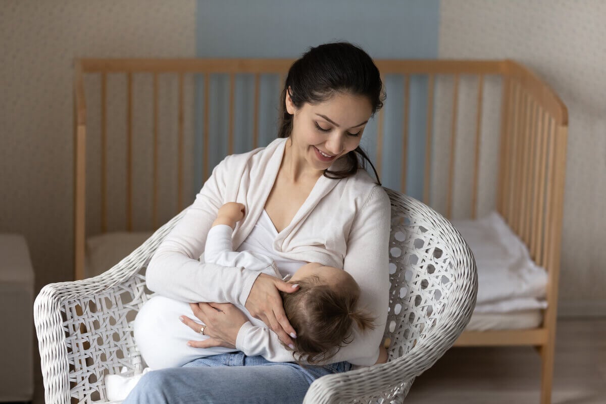 A amamentação oferece benefícios tanto para o bebê quanto para a mãe (Imagem: fizkes | Shutterstock)