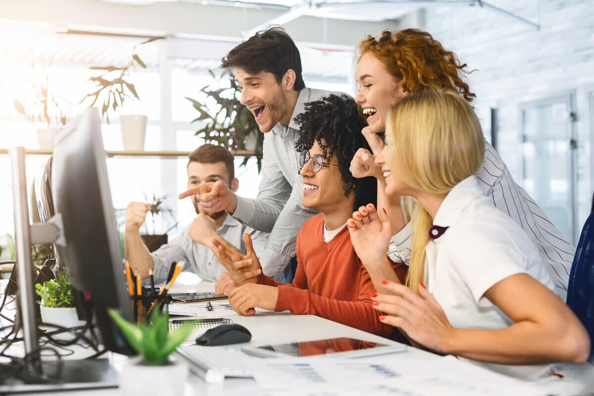 Manter um ambiente de trabalho saudável é fundamental para o bem-estar dos trabalhadores e o sucesso da empresa (Imagem: Prostock-studio | Shutterstock)