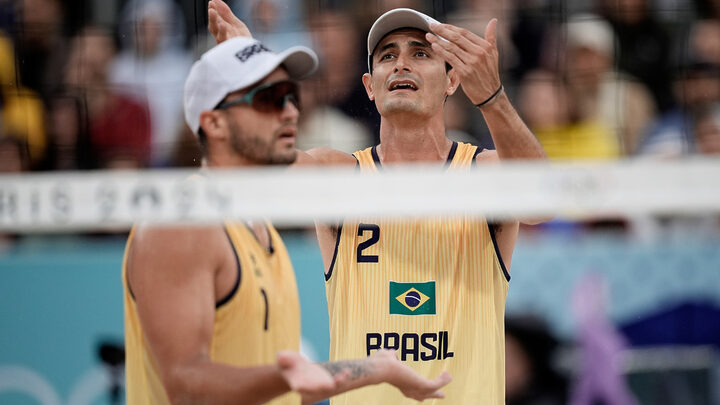 Derrotados por 2 sets a 1, André e George irão disputar a repescagem (Foto: Alexandre Loureiro, COB)