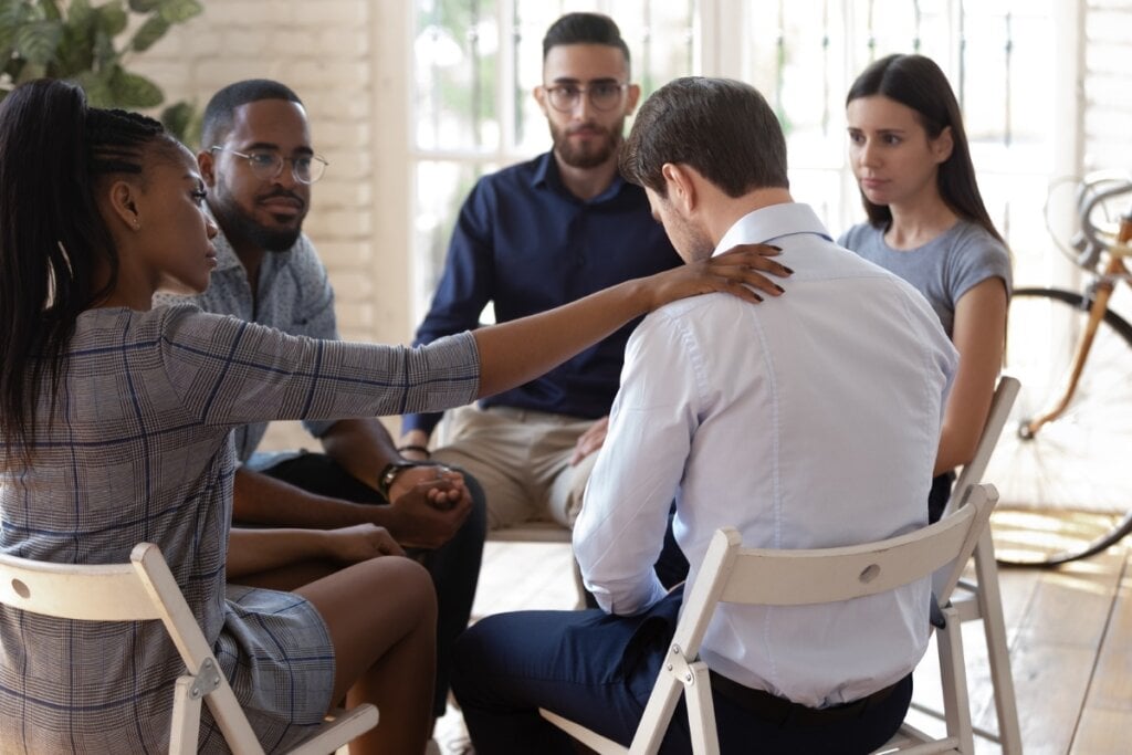 O apoio da comunidade de fãs é importante para superar a perda de um ídolo (Imagem: fizkes | Shutterstock)