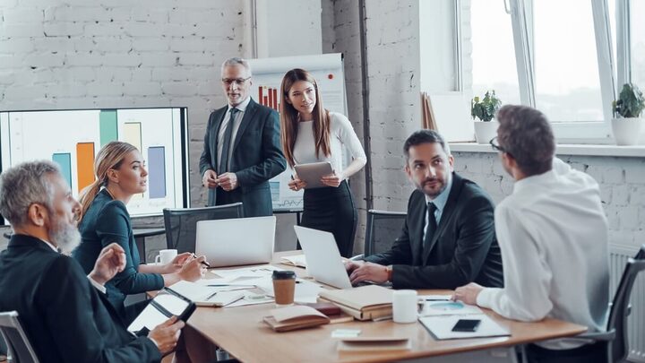 Uma apresentação de trabalho bem-feita conquista a atenção do público (Imagem: G-Stock Studio | Shutterstock)