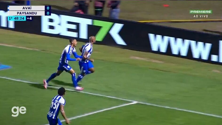 Vagner Love marcou e o Avaí venceu a terceira seguida na Série B (Foto: reprodução, Sportv Premiere GE)