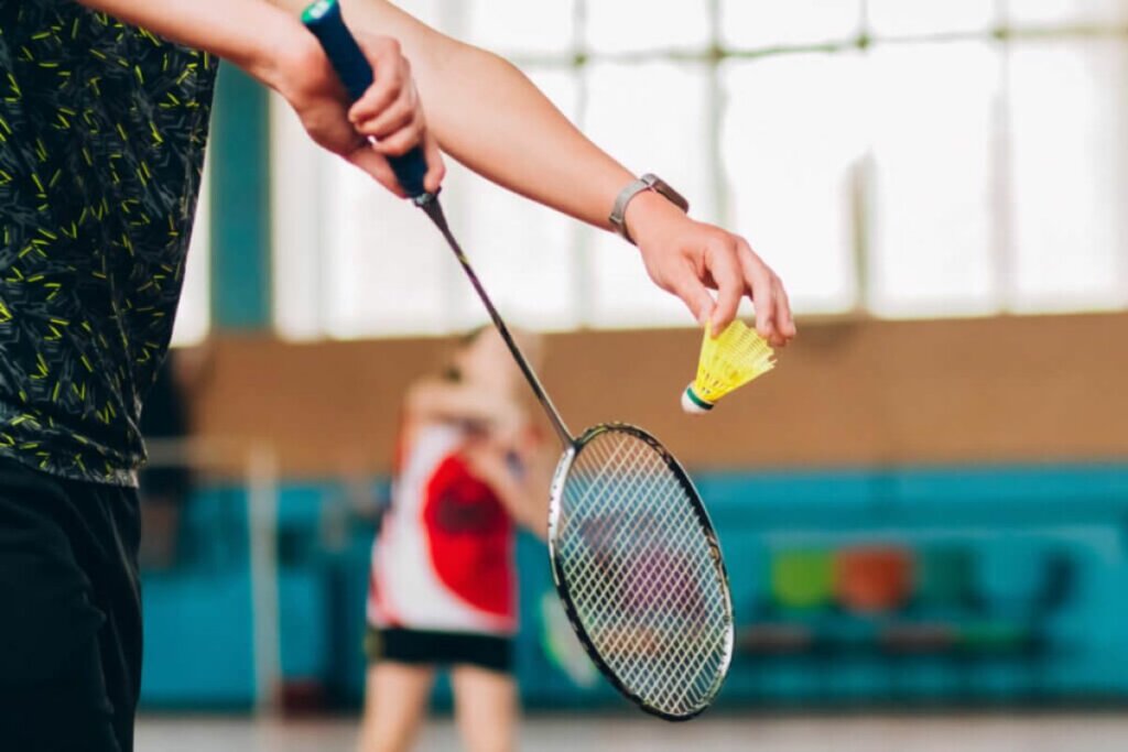 Golpe rápido do badminton é parecido com o corte de vôlei (Imagem: AxelRudi | Shutterstock)