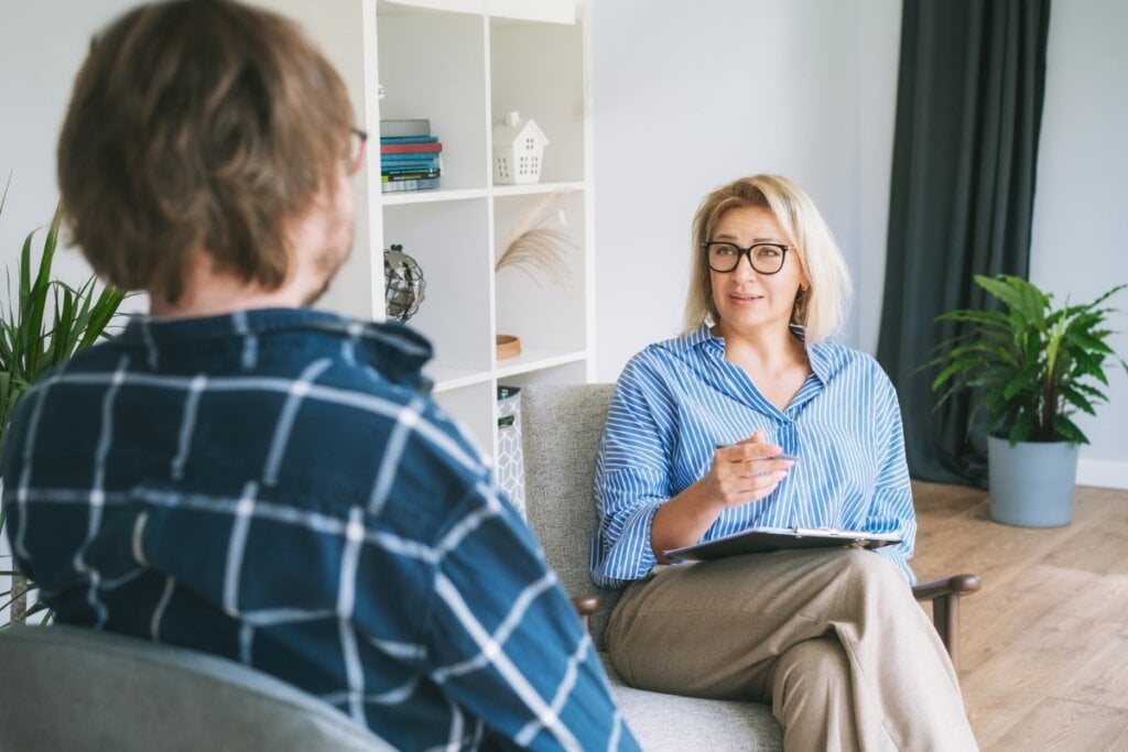 Buscar o auxílio de um psiquiatra é sempre a melhor solução para tratar problemas relacionados à saúde mental (Imagem: Okrasiuk | Shutterstock)