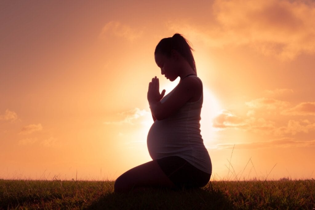A prática diária de meditação ajuda as gestantes a se sentirem mais conectadas com o seu corpo e com o bebê (Imagem: christinarosepix | Shutterstock)