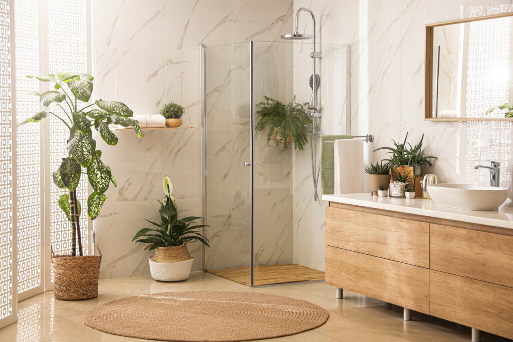 É possível renovar o visual do banheiro com plantas e outros objetos decorativos (Imagem: New Africa | Shutterstock)