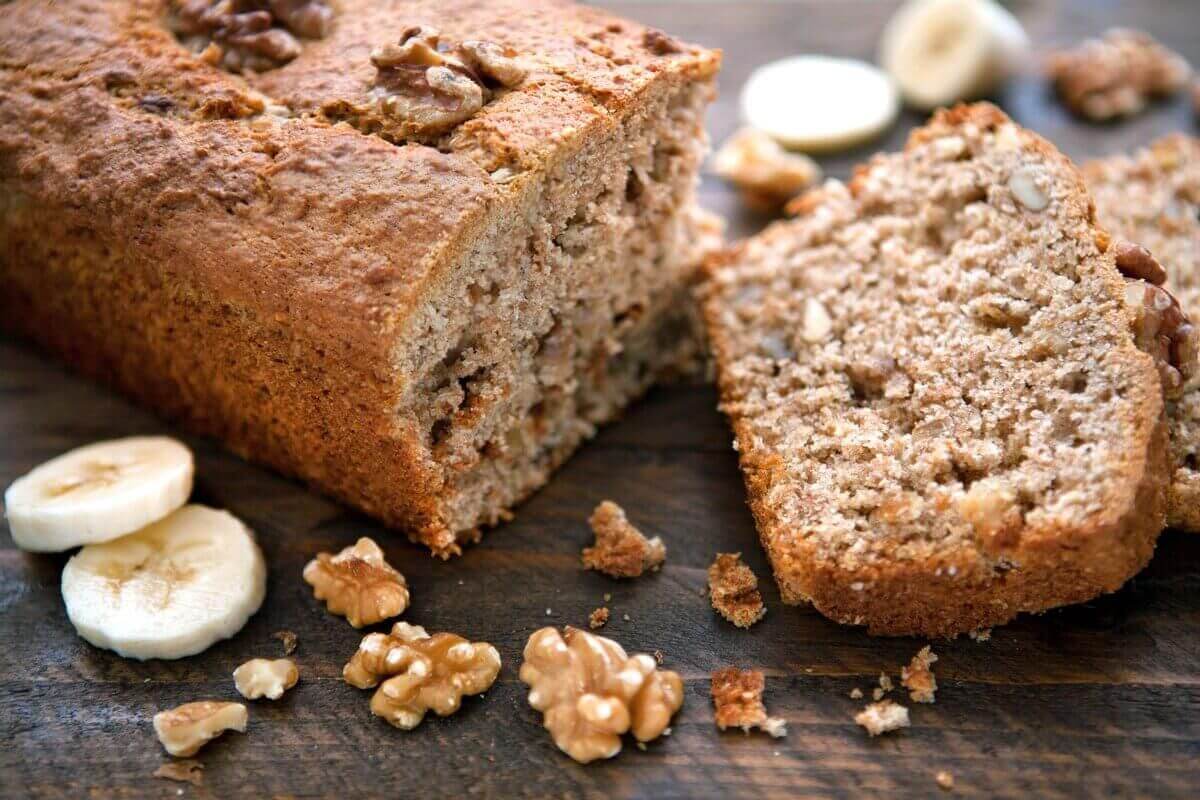 Bolo de banana com nozes (Imagem: Claire Fraser Photography | Shutterstock)