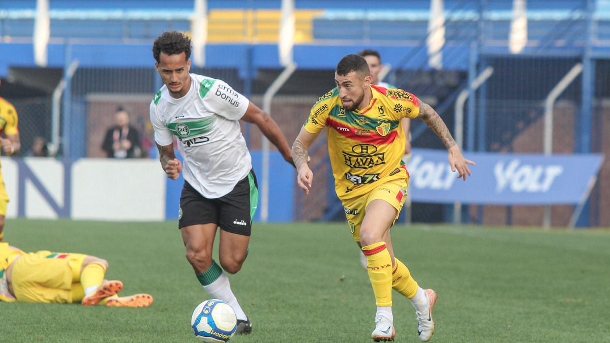 Brusque perde para o Coritiba e se complica ainda mais na Série B
