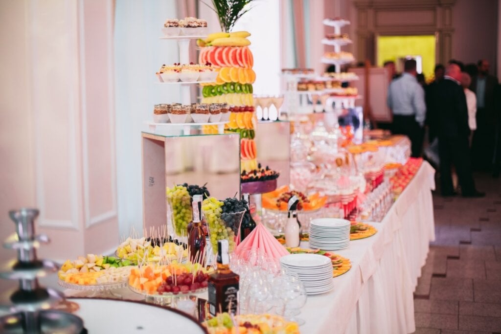 Combinar as regras do buffet com a lista de casamento é fundamental para evitar problemas (Imagem: ProWeddingStudio | Shutterstock)