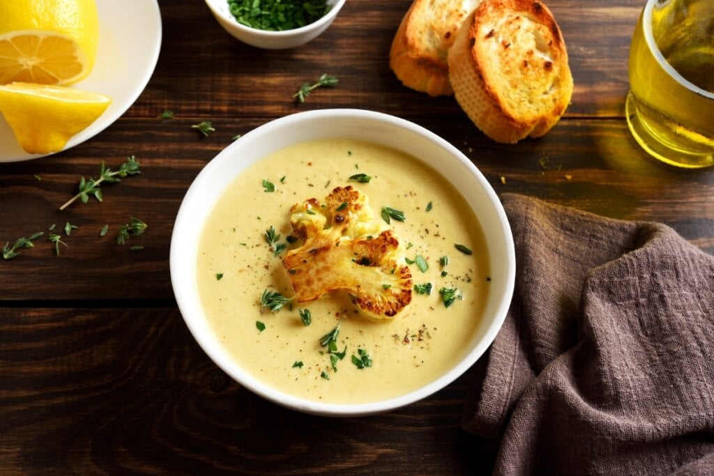 Caldo de couve-flor (Imagem: Tatiana Volgutova | Shutterstock)