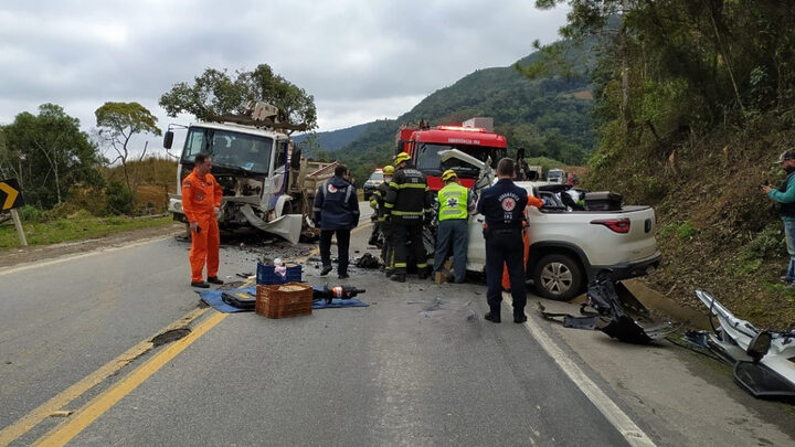 Caminhão e caminhonete batem de frente e uma mulher morre na BR-282 em SC