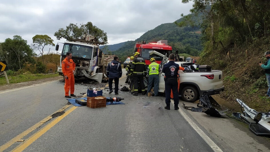 Caminhão e caminhonete batem de frente e uma mulher morre na BR-282 em SC