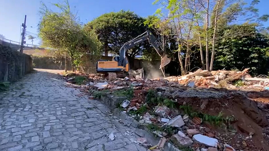 Limpeza do terreno deve ser concluída até o final de terça-feira (13). (Foto: Zé Maia/CBN Floripa)
