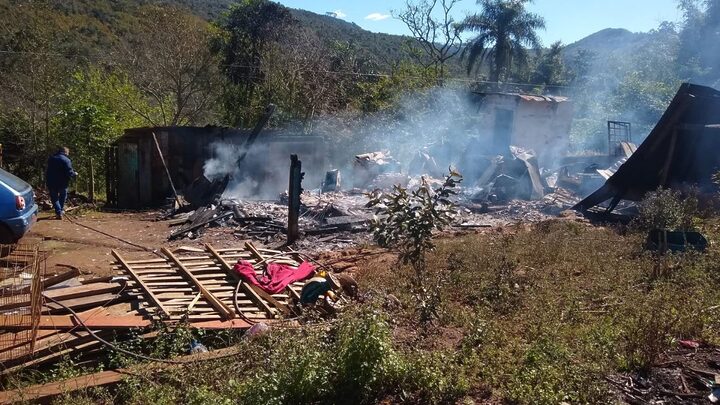 Chapecó registrou um incêndio em uma residência. A região era de difícil acesso.