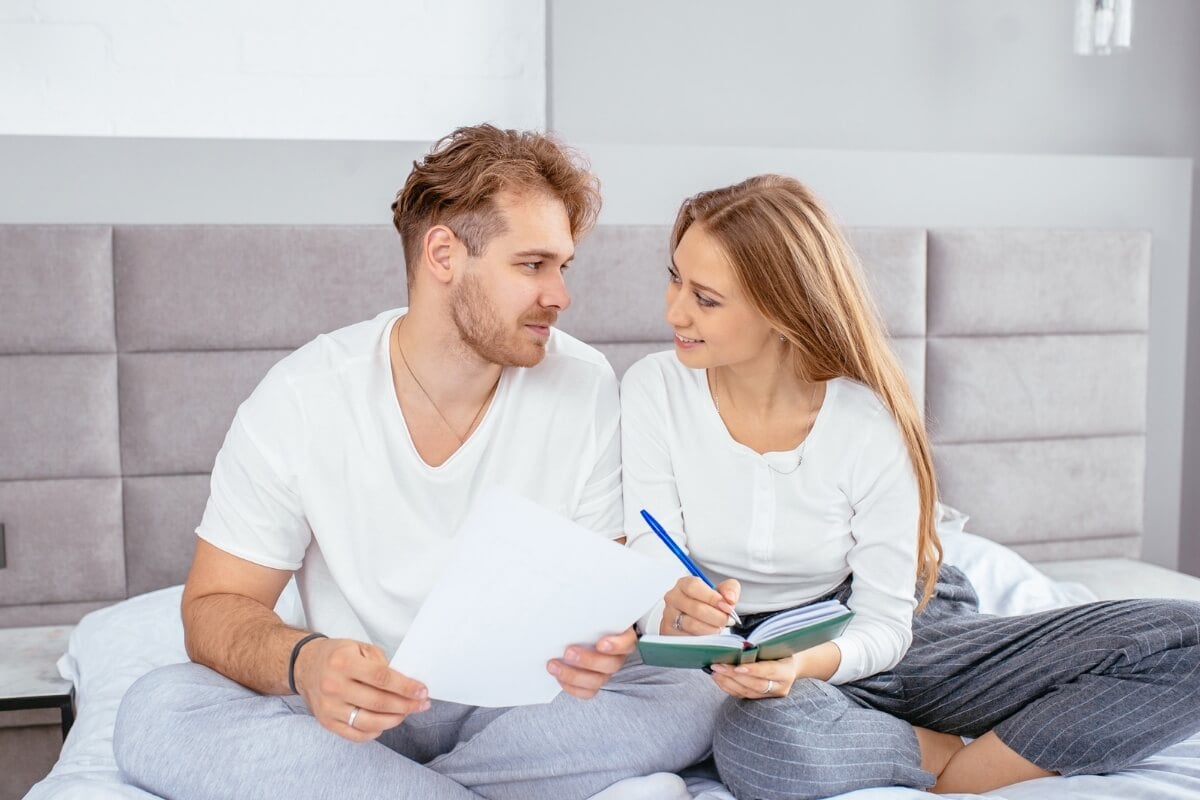 Algumas estratégias facilitam a escolha de quem estará no casamento (Imagem: UfaBizPhoto | Shutterstock)