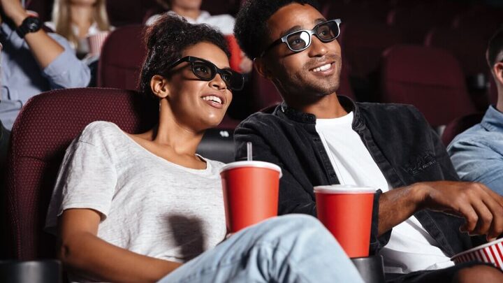 Em setembro, o cinema oferece estreias com histórias emocionantes, ação intensa e tramas envolventes (Imagem: Dean Drobot | Shutterstock)